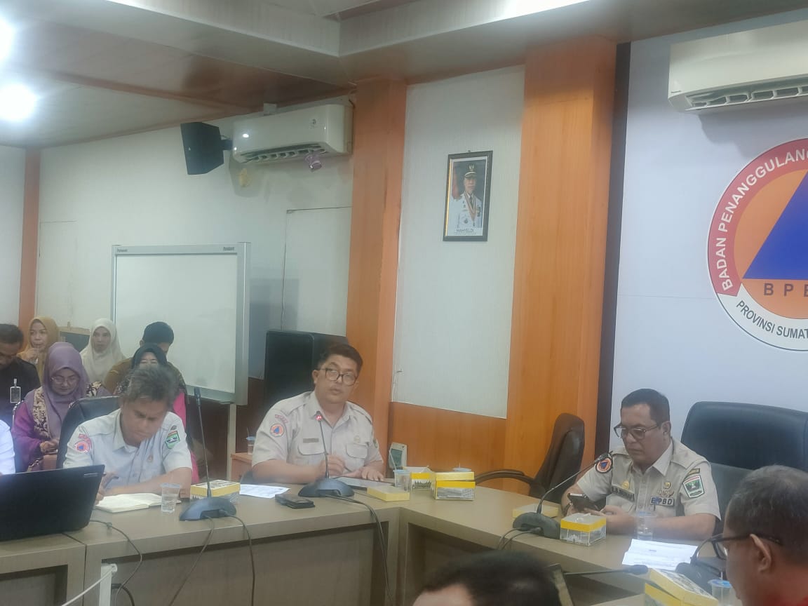 Kepala Pelaksana BPBD Sumbar, Era Sukma Munaf pimpin rapat internal pembentukan TRC